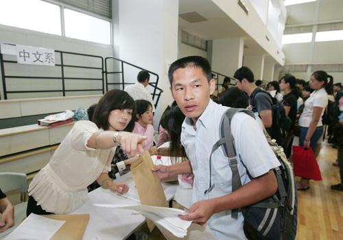 8月31日，蔡伟在院系老师的指引下完成报到流程。 刘畅/摄